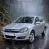 Персонализиран постер на кола в стил Мъгла: сребрист Opel Astra H с фамилия и технически данни