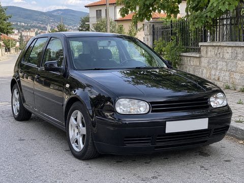 Примерна снимка: черен VW Golf IV