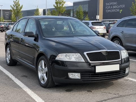 Примерна снимка: черна Skoda Octavia II