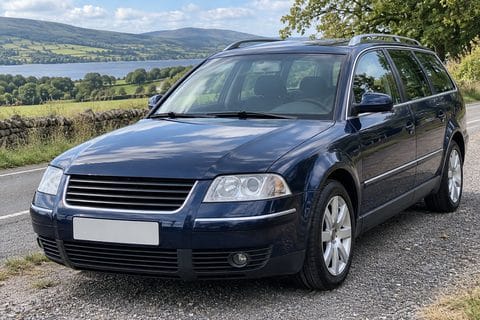 Примерна снимка: тъмносин VW Passat B5 комби