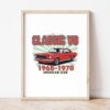 Картина с червено ретро купе и надпис CLASSIC V8 в светла дървена рамка, облегната на бяла стена върху паркет Картина с червено ретро купе и надпис CLASSIC V8 в светла дървена рамка, облегната на бяла стена върху паркет