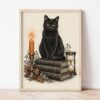 Картина с черна котка върху книги в светла дървена рамка, облегната на бяла стена върху паркет Картина с черна котка върху книги в светла дървена рамка, облегната на бяла стена върху паркет