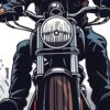 Детайл отблизо: Картина чопър мотор анфас: моторист в тъмно яке кара черен чопър срещу зрителя, отломки по страните