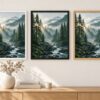 Същата картина с гора в мъгла в бяла, черна и дървена рамка на стена в стая