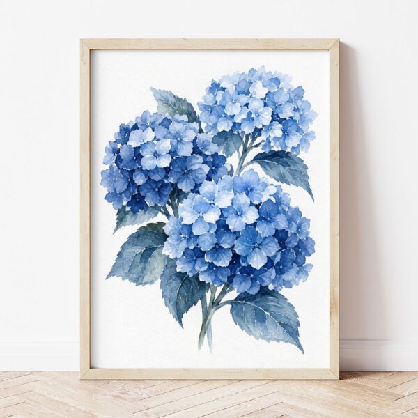 Синя цветна картина в светла дървена рамка, облегната на бяла стена върху паркет