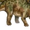 Детайл: кафяво тяло със зелени кръгли петна и тъмни плочи на стегозавъра отблизо Детайл: кафяво тяло със зелени кръгли петна и тъмни плочи на стегозавъра отблизо