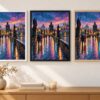 Същата картина с Карловия мост в бяла, черна и дървена рамка на стена в стая