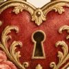 Детайл: ключалката и позлатените завъртулки в средата на червеното сърце отблизо Детайл: ключалката и позлатените завъртулки в средата на червеното сърце отблизо