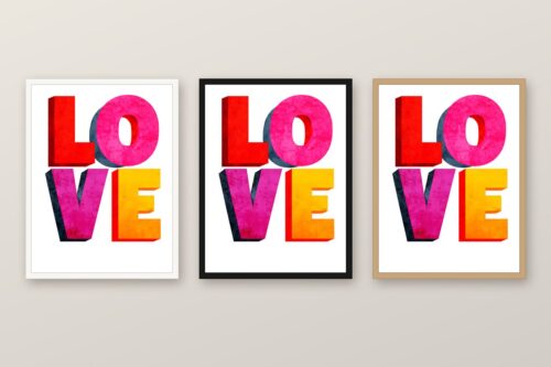 Същата картина с надпис LOVE в бяла, черна и дървена рамка на стена