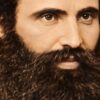 Детайл отблизо: Картина Любен Каравелов: мъж с къдрава коса и дълга брада в тъмно палто, надпис „ЛЮБЕН КАРАВЕЛОВ“