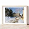 Зимен пейзаж с кон и къща в светла дървена рамка, облегната на бяла стена върху паркет Зимен пейзаж с кон и къща в светла дървена рамка, облегната на бяла стена върху паркет