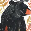 Детайл: черна козина с бели чертички и червени листа на папрат