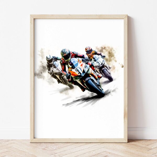 Картина с трима мотористи в завой в светла дървена рамка, облегната на бяла стена върху паркет Картина с трима мотористи в завой в светла дървена рамка, облегната на бяла стена върху паркет