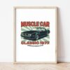 Картина с черно мускул кар купе и надпис MUSCLE CAR в светла дървена рамка, облегната на бяла стена върху паркет Картина с черно мускул кар купе и надпис MUSCLE CAR в светла дървена рамка, облегната на бяла стена върху паркет