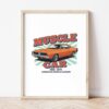 Картина с оранжево мускул кар купе и надпис MUSCLE CAR в светла дървена рамка, облегната на бяла стена върху паркет Картина с оранжево мускул кар купе и надпис MUSCLE CAR в светла дървена рамка, облегната на бяла стена върху паркет