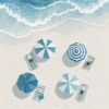 Картина плаж отгоре: сини и бели чадъри, раирани кърпи и хора със сламени шапки до пенеста вълна