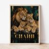 Картина с лъвове на тъмен зелен фон в светла дървена рамка, облегната на бяла стена върху паркет