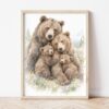 Картина със семейство мечки в светла дървена рамка, облегната на бяла стена върху паркет Картина със семейство мечки в светла дървена рамка, облегната на бяла стена върху паркет