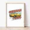 Картина с жълто спортно купе и надпис GERMAN TURBO в светла дървена рамка, облегната на бяла стена върху паркет Картина с жълто спортно купе и надпис GERMAN TURBO в светла дървена рамка, облегната на бяла стена върху паркет