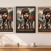 Същият портрет на Стефан Караджа в бяла, черна и дървена рамка на стена в стая Същият портрет на Стефан Караджа в бяла, черна и дървена рамка на стена в стая