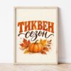 Картина с надпис и тиква в светла дървена рамка, облегната на бяла стена върху паркет Картина с надпис и тиква в светла дървена рамка, облегната на бяла стена върху паркет