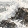 Детайл: тъмни скали със стичаща се вода и бяла пяна, а над тях облак от пръски