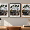 Същата картина с Волга ГАЗ-24 в бяла, черна и дървена рамка на стена в офис