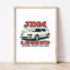 Картина с бяло японско купе и надпис JDM LEGEND в светла дървена рамка, облегната на бяла стена върху паркет Картина с бяло японско купе и надпис JDM LEGEND в светла дървена рамка, облегната на бяла стена върху паркет