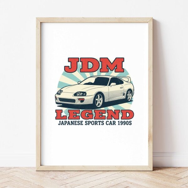 Картина с бяло японско купе и надпис JDM LEGEND в светла дървена рамка, облегната на бяла стена върху паркет Картина с бяло японско купе и надпис JDM LEGEND в светла дървена рамка, облегната на бяла стена върху паркет