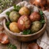 Картина яйца боядисани с лук в дървена купа с отпечатъци от листа