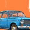 Детайл отблизо: Картина жигули на оранжев фон: синя кола с жълта табела „Жигули“ в стил скица
