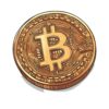 Картина златна монета биткойн: голяма златна монета с буква B и тъмен контур на бял фон