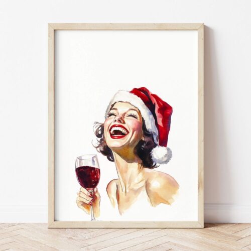 Коледна картина жена с вино в светла дървена рамка, облегната на бяла стена