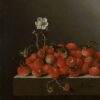 Коорте горски ягоди: червени горски ягоди и бяло цвете на каменен перваз пред тъмен фон