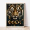 Картина с тигър в светла дървена рамка, облегната на бяла стена върху паркет Картина с тигър в светла дървена рамка, облегната на бяла стена върху паркет
