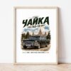 Постер с черна лимузина в светла дървена рамка, облегнат на бяла стена върху паркет