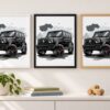 Същият постер с Mercedes G-Class в бяла, черна и дървена рамка на стена в стая