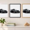 Същият постер с Porsche 911 GT3 в бяла, черна и дървена рамка на стена в стая Същият постер с Porsche 911 GT3 в бяла, черна и дървена рамка на стена в стая