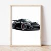 Постер с черно Porsche 911 GT3 в светла дървена рамка, облегнат на бяла стена върху паркет Постер с черно Porsche 911 GT3 в светла дървена рамка, облегнат на бяла стена върху паркет