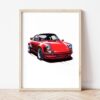 Постер с червено ретро Porsche 911 в светла дървена рамка, облегнат на бяла стена върху паркет Постер с червено ретро Porsche 911 в светла дървена рамка, облегнат на бяла стена върху паркет