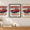 Същият постер с Chevrolet Camaro SS в бяла, черна и дървена рамка на стена в стая Същият постер с Chevrolet Camaro SS в бяла, черна и дървена рамка на стена в стая