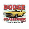 Постер Dodge Challenger 1970: жълто купе пред бледосини слънчеви лъчи Постер Dodge Challenger 1970: жълто купе пред бледосини слънчеви лъчи