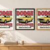 Същият постер с Dodge Challenger в бяла, черна и дървена рамка на стена в стая Същият постер с Dodge Challenger в бяла, черна и дървена рамка на стена в стая