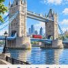 Постер Лондон Тауър бридж с червен автобус, синя река и надпис „LONDON“ Постер Лондон Тауър бридж с червен автобус, синя река и надпис „LONDON“