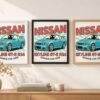 Същият постер с Nissan Skyline в бяла, черна и дървена рамка на стена в стая Същият постер с Nissan Skyline в бяла, черна и дървена рамка на стена в стая