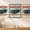 Същият постер с Pontiac Firebird в бяла, черна и дървена рамка на стена в стая