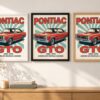 Същият постер с Pontiac GTO в бяла, черна и дървена рамка на стена в стая