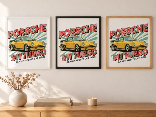 Същият постер с Porsche 911 Turbo в бяла, черна и дървена рамка на стена в стая