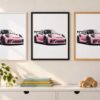 Същият постер с розов Porsche GT3 RS в бяла, черна и дървена рамка на стена в стая