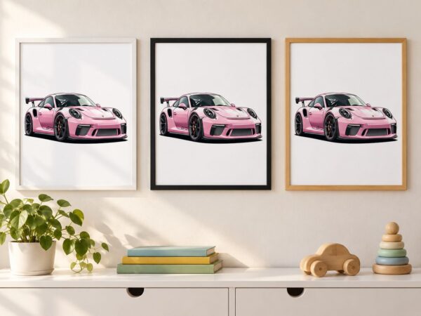 Същият постер с розов Porsche GT3 RS в бяла, черна и дървена рамка на стена в стая